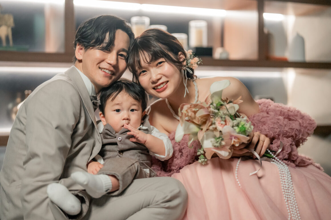 おふたりのお子様との哺乳瓶対決が大盛り上がり! アットホームなファミリーウェディング